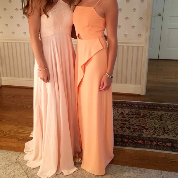 Beautiful peach long gown with straps and a ruffle - Picture 4 of 9